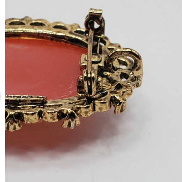 Vintage Rose Cameo Brooch by Gerry’s Jewelry Company - Picture 7 of 10